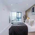 Stylish 2Br City Apartment Free Parking & Terrace Appartement