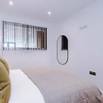 Stylish 2Br City Apartment Free Parking & Terrace Appartement