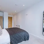 Stylish 2Br City Apartment Free Parking & Terrace Appartement