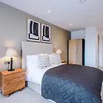 Stylish 2Br City Apartment Free Parking & Terrace