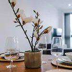 Stylish 2Br City Apartment Free Parking & Terrace *