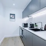 Stylish 2Br City Apartment Free Parking & Terrace *