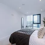 Stylish 2Br City Apartment Free Parking & Terrace *