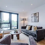 Stylish 2Br City Apartment Free Parking & Terrace *
