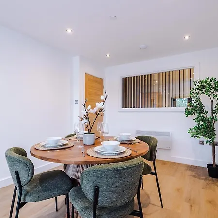 Chic 2 Bed With Terrace & Parking Apartament Leeds (West Yorkshire)