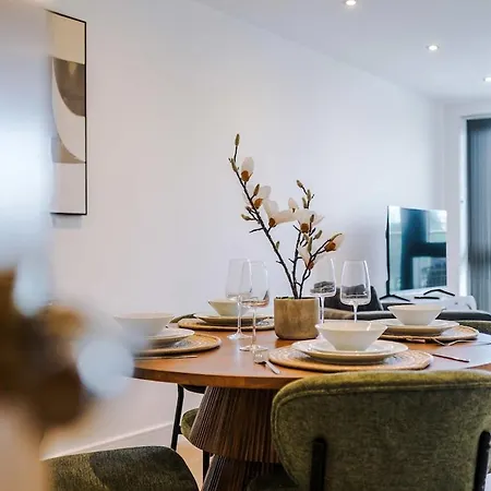 Stylish 2br Free Parking & Terrace Leeds (West Yorkshire)