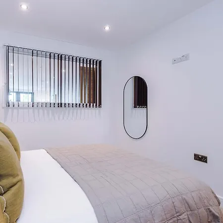 Chic 2 Bed With Terrace & Parking Apartament