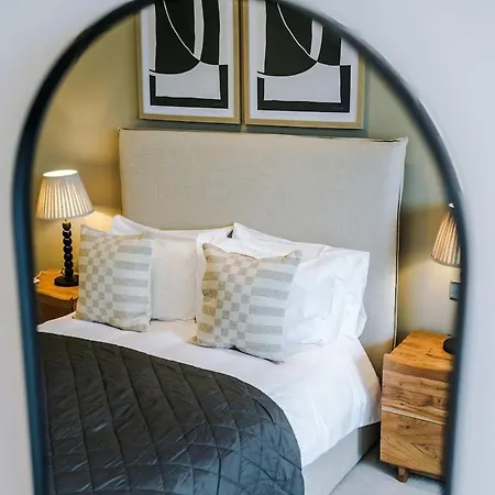 Chic 2 Bed With Terrace & Parking Leeds (West Yorkshire)