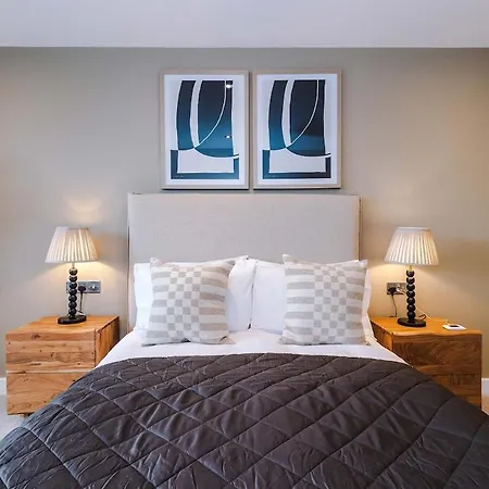 Chic 2 Bed With Terrace & Parking Apartament Leeds (West Yorkshire)