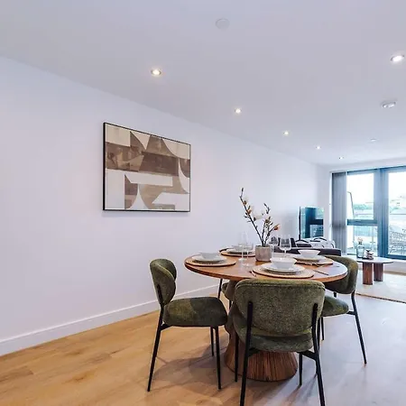 Chic 2 Bed With Terrace & Parking Apartament *