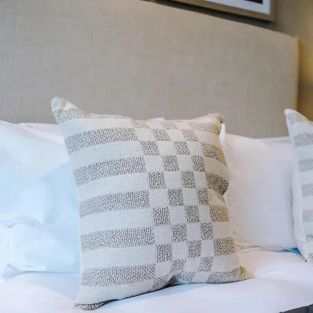 Stylish 2Br City Apartment Free Parking & Terrace