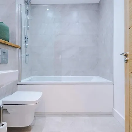 Stylish 2br Free Parking & Terrace * Leeds (West Yorkshire)