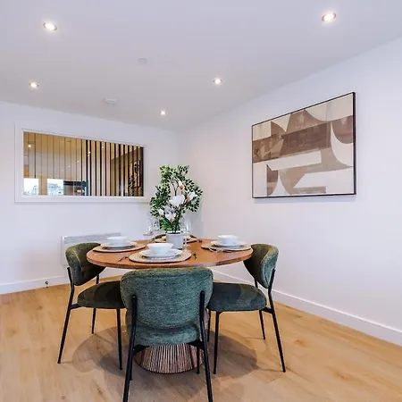 Chic 2 Bed With Terrace & Parking Apartament