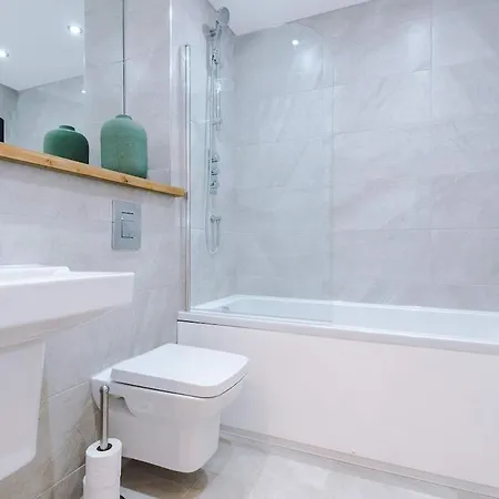 Chic 2 Bed With Terrace & Parking Apartament *