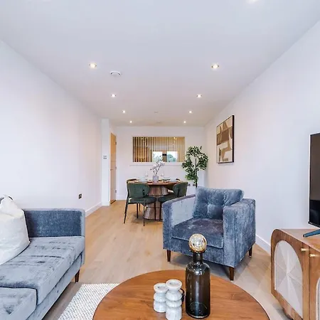 Chic 2 Bed With Terrace & Parking Apartament