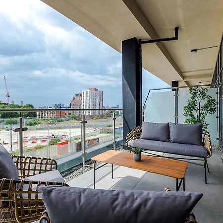 Chic 2 Bed With Terrace & Parking Apartament Leeds (West Yorkshire)