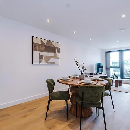 Stylish 2br Free Parking & Terrace * ليدز