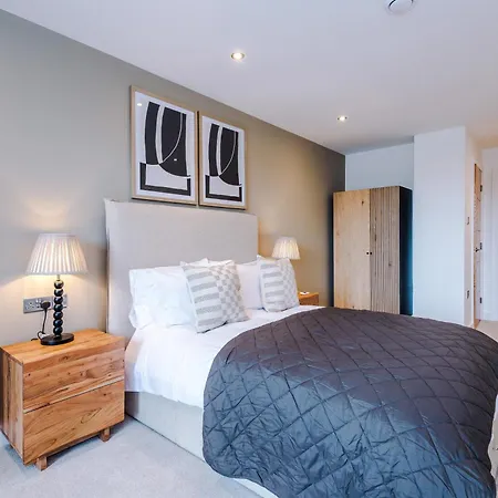 Stylish 2br Free Parking & Terrace ليدز