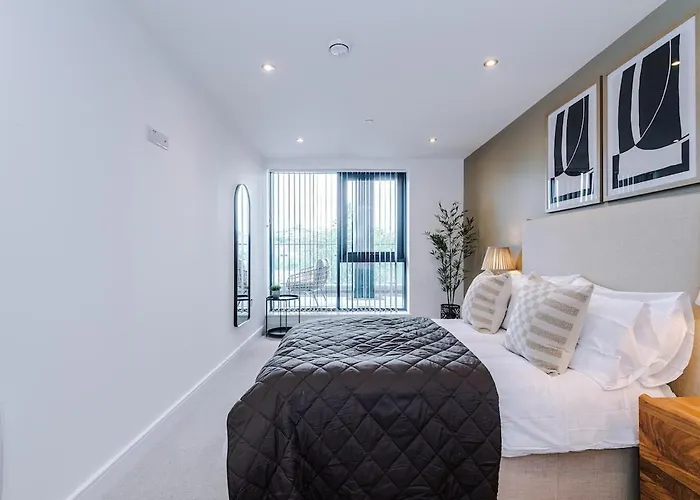 Chic 2 Bed With Terrace & Parking Апартаменти