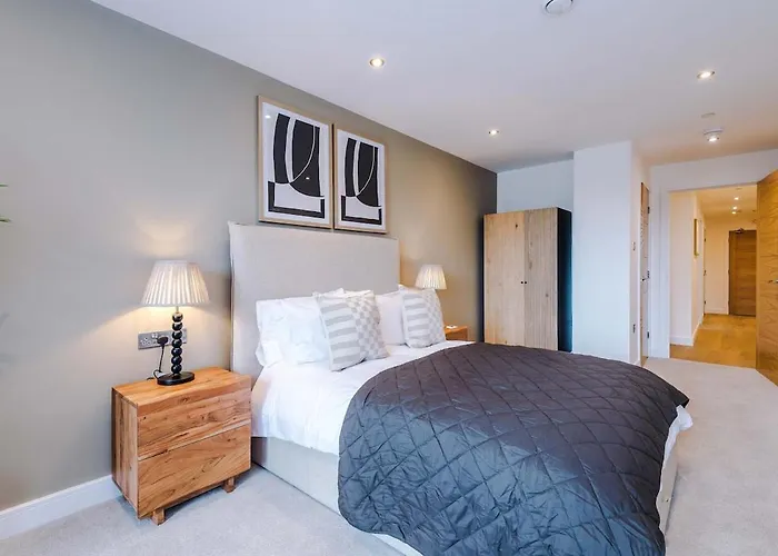 Chic 2 Bed With Terrace & Parking Лідс