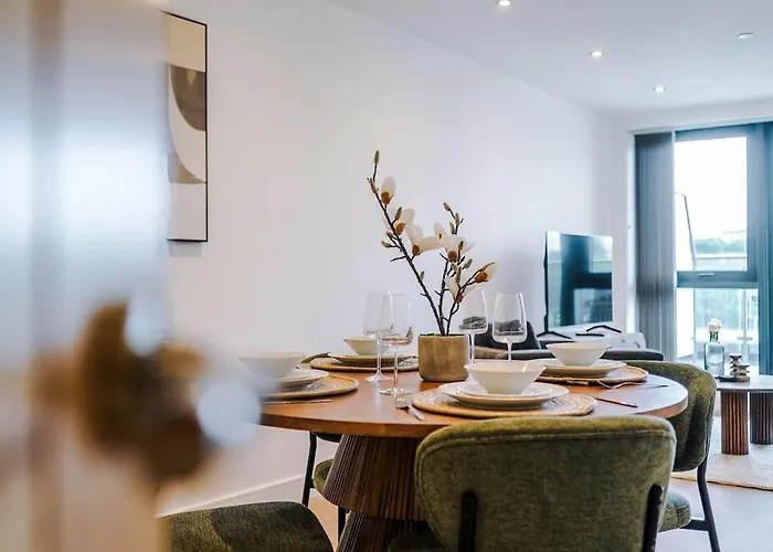 Chic 2 Bed With Terrace & Parking Leeds (West Yorkshire)