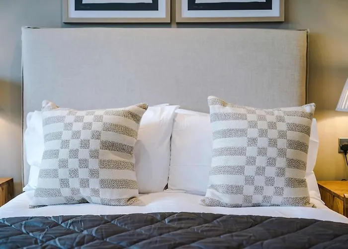 Апартаменти Chic 2 Bed With Terrace & Parking *