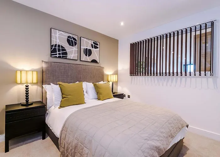 Chic 2 Bed With Terrace & Parking Апартаменти *