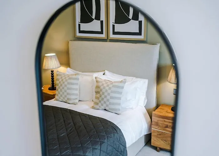 Chic 2 Bed With Terrace & Parking Leeds (West Yorkshire)