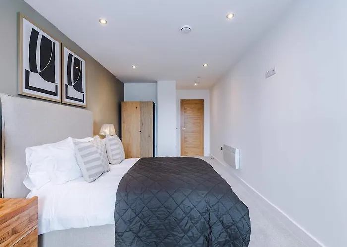 Апартаменти Chic 2 Bed With Terrace & Parking *