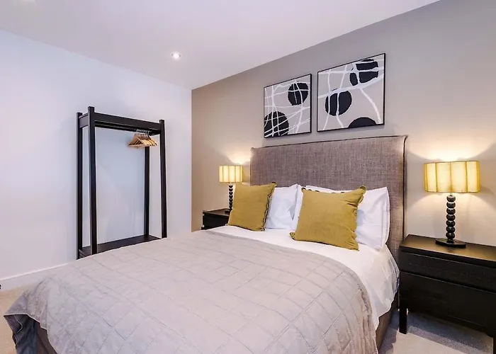 Апартаменти Chic 2 Bed With Terrace & Parking *