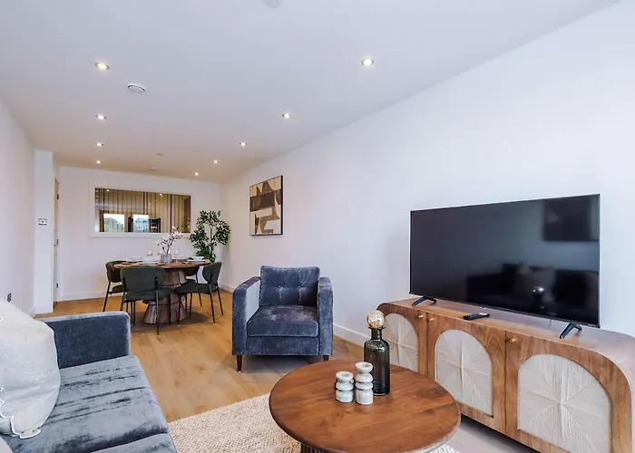 Chic 2 Bed With Terrace & Parking Апартаменти *