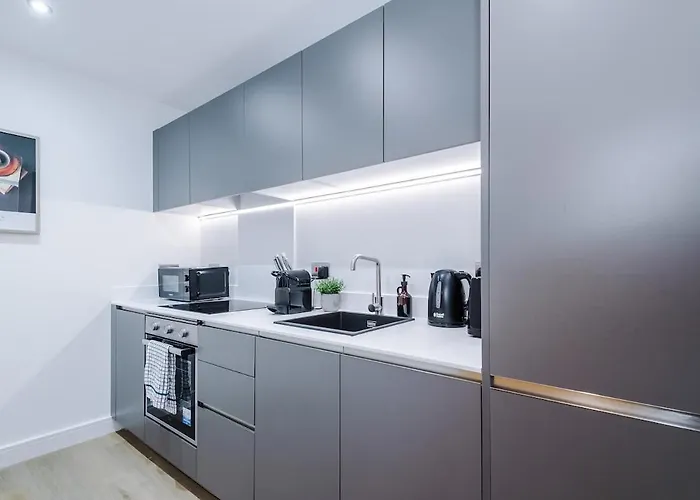 Chic 2 Bed With Terrace & Parking Апартаменти *