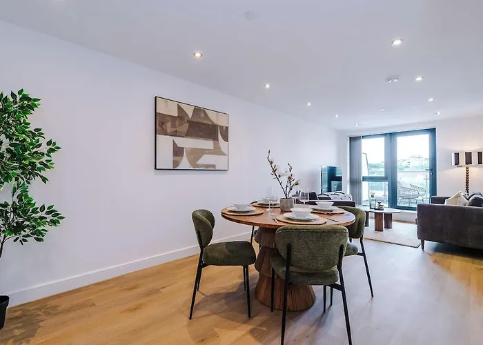 Chic 2 Bed With Terrace & Parking * Leeds (West Yorkshire)