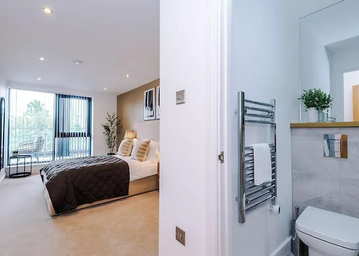 Chic 2 Bed With Terrace & Parking Апартаменти *