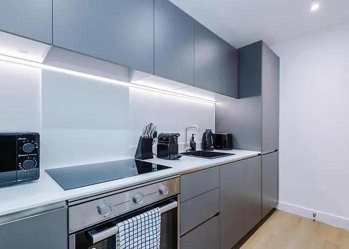 Chic 2 Bed With Terrace & Parking * Leeds (West Yorkshire)