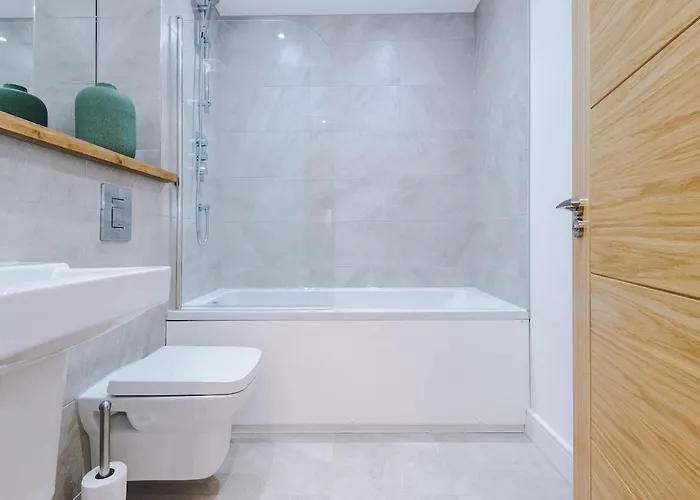 Chic 2 Bed With Terrace & Parking * Leeds (West Yorkshire)